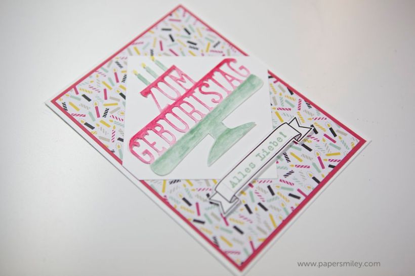 Der Spruch kommt aus dem Stempelset Kein Geburtstag ohne Kuchen. Der Banner-Stempel kommt aus dem Set Blüten der Liebe. Die Blättchen, die auf dem Stempel eigentlich noch drauf sind habe ich kurzerhand abgedeckt, weil die irgendwie nicht zu diesem Motiv gepasst haben. Den Banner habe ich per Hand ausgeschnitten.